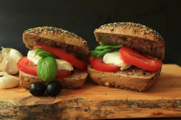 Taze Domatesli Talyan Caprese Sandviçleri Mozzarella Peyniri Basi — Stok fotoğraf