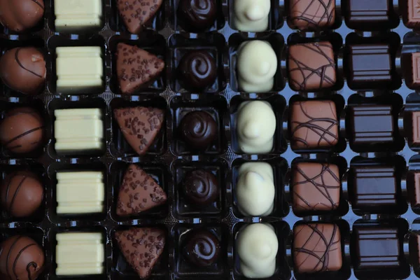 Роскошный Шоколад Подарочной Коробке Различных Форм Цветов — стоковое фото