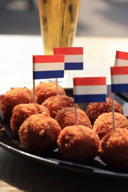 Hollanda Bitterbaleni hardallı, sıcak doldurulmuş köfteler Hollanda 'da servis edilir ve Hollanda bayrağıyla süslenir.