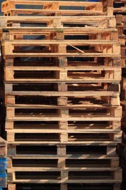 yığılmış ahşap palet, palet depolama