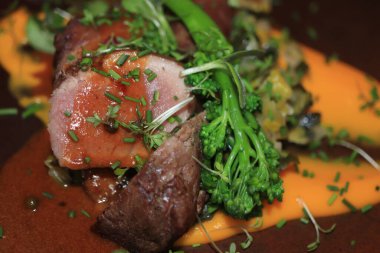 Bimi ile taze biftek, küçük bir çeşit brokoli ve sos.