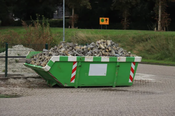 Nşaat Alanının Yakınındaki Bir Çöp Konteynırına Konmuş — Stok fotoğraf