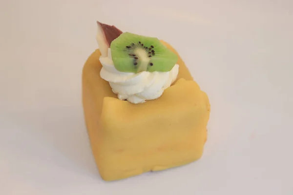 Fresh Yellow Marzipan Confectionery Cream Slice Kiwi — Zdjęcie stockowe