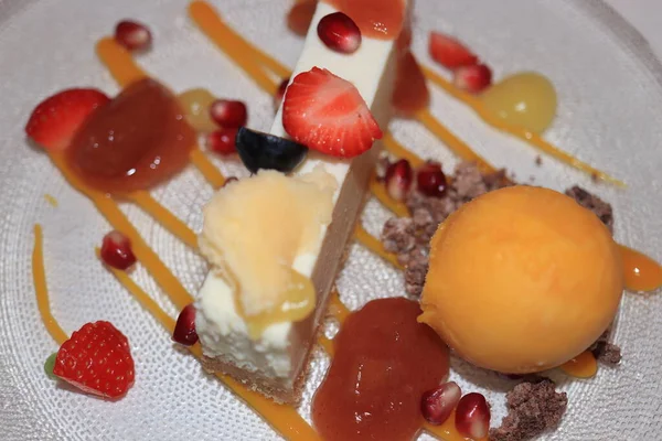 Grande Grand Dessert Piatto Gelato Cheesecake Frutta — Foto Stock