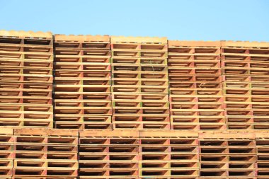 yığılmış ahşap palet, palet depolama