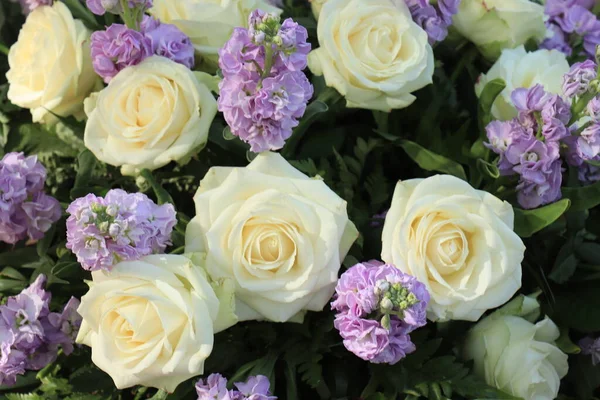 Witte Rozen Paarse Bloemen Een Groot Trouwcentrum — Stockfoto