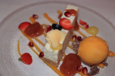 Tabakta büyük bir tatlı: dondurma, cheesecake ve meyve.