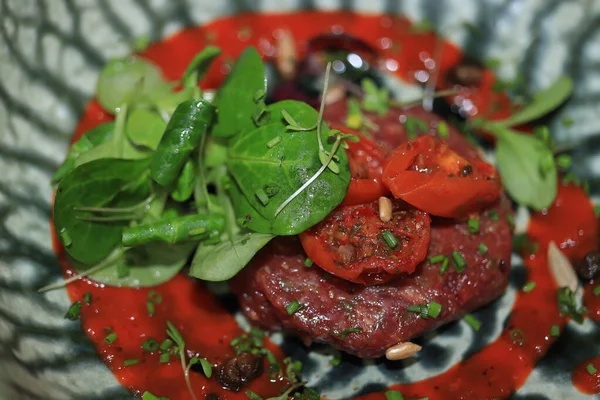 Tartare Boeuf Pomidorami Sałatą Świeżymi Ziołami — Zdjęcie stockowe