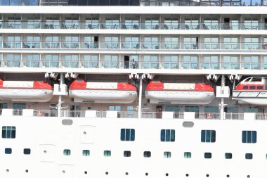 Ijmuiden, Hollanda - 25 Ağustos 2022: Norveç Gemi Şirketi 'nin sahibi ve işletmecisi Norveç Şafağı. Güvenlik botları ve balkonların ayrıntıları