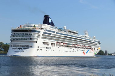 Ijmuiden, Hollanda - 25 Ağustos 2022: Norveç Gemi Şirketi 'nin sahibi ve işletmecisi Norveç Şafağı. Gemi renkli gövde sanatı ile boyanmıştır.