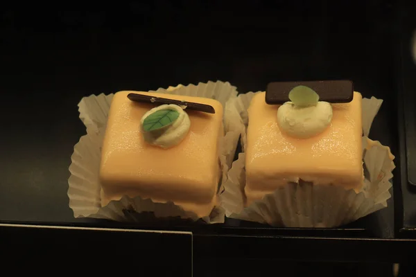 Verse Snoepgoed Tentoongesteld Een Winkel Gele Ijskoeken Met Bladdecoratie — Stockfoto