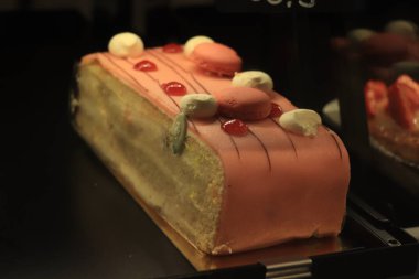 Bir dükkanda sergilenen taze şekerleme: Makaron süslemeli pembe badem ezmesi