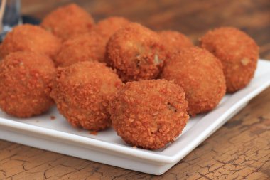 Hardallı Hollanda Bitterbaleni, sıcak ve lezzetli doldurulmuş köfte.