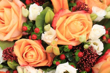 Portakal gülleri, kırmızı böğürtlen ve skimya büyük bir düğün süsü.