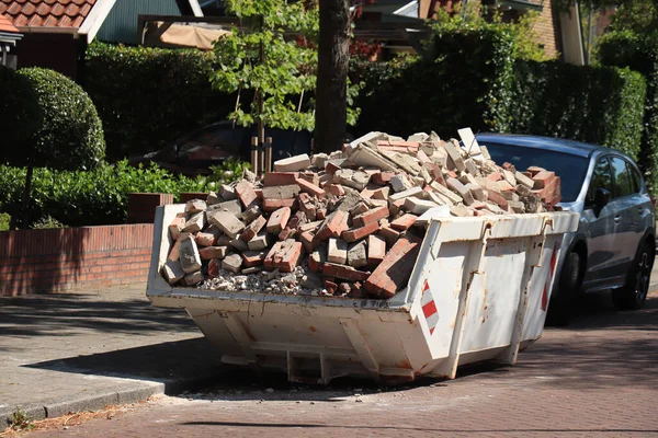 Müllcontainer Gefüllt Mit Alten Ziegeln Der Nähe Einer Baustelle — Stockfoto