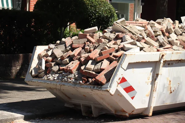 쓰레기 더미가 근처에 벽돌을 채웠다 — 스톡 사진
