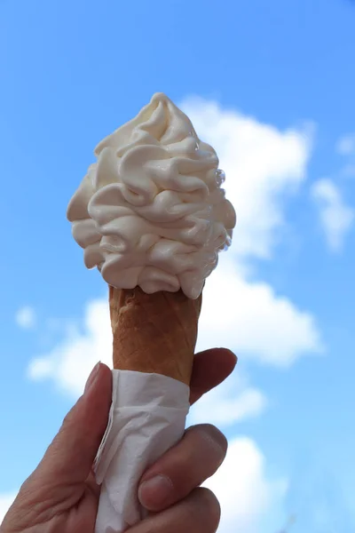 Mujer Sosteniendo Helado Suave Gofre Cono Envuelto Una Servilleta —  Fotos de Stock