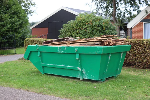 Oud Gesloopt Hout Een Groene Vuilnisbak Woningrenovatieproject — Stockfoto