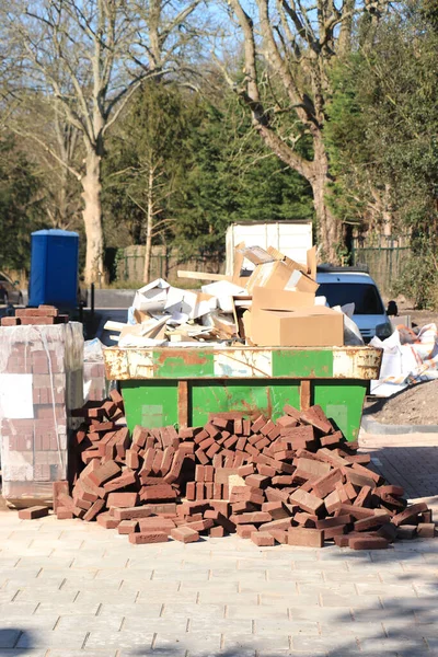 Geladen Container Een Stapel Bakstenen Buurt Van Een Bouwplaats Woningrenovatie — Stockfoto