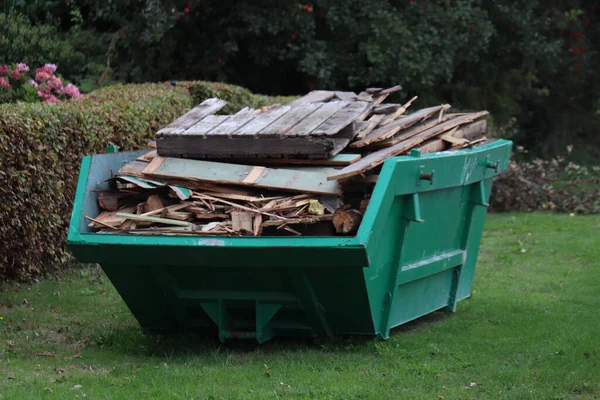 Oud Gesloopt Hout Een Groene Vuilnisbak Woningrenovatieproject Stockfoto