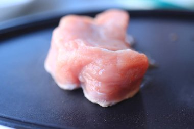 Masanın üstündeki ızgarada et var, Dutch Gourmetten. 