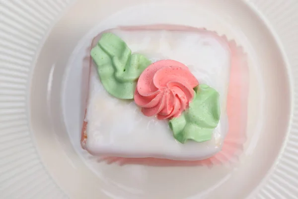 Pastelería Mazapán Rosa Fresca Con Decoraciones Crema Mantequilla Rosa Verde —  Fotos de Stock