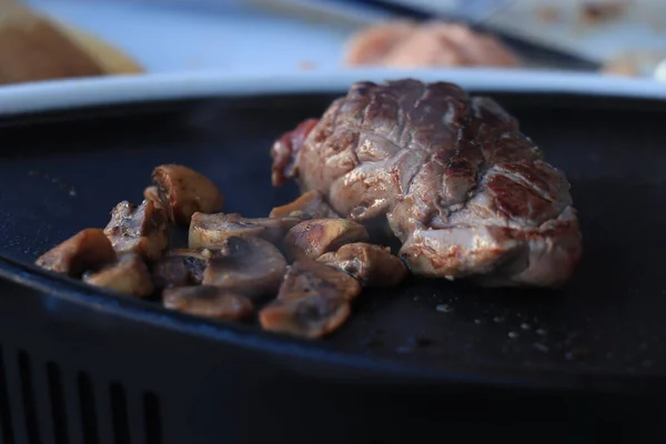 肉在桌上烤 荷兰古尔梅登 Gourmetten是荷兰传统的圣诞大餐 每个人都会准备自己的肉 — 图库照片