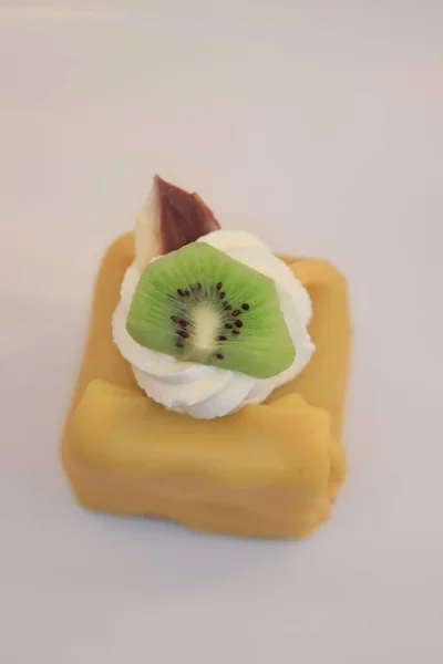 Fresh Yellow Marzipan Confectionery Cream Slice Kiwi —  Fotos de Stock