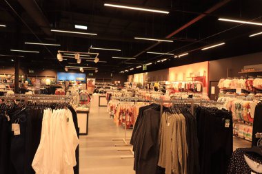 Moulins, Fransa - 15 Eylül 2022: Kadınlar, erkekler ve çocuklar için C & A Moda mağazası. C & A, Hollanda 'da çok uluslu giyim mağazalarıdır