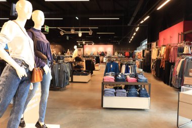 Moulins, Fransa - 15 Eylül 2022: Kadınlar, erkekler ve çocuklar için C & A Moda mağazası. C & A, Hollanda 'da çok uluslu giyim mağazalarıdır