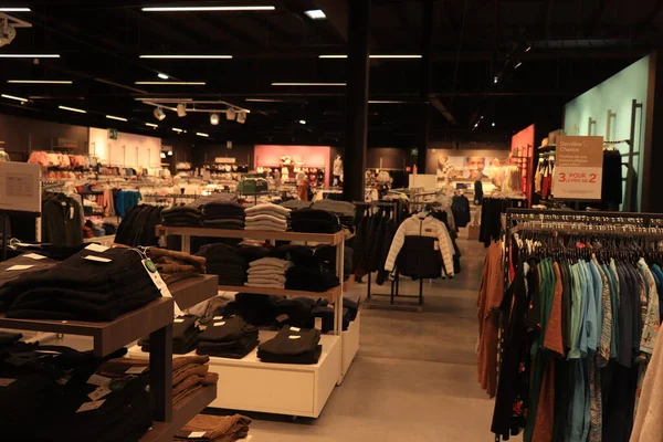 Moulins Francja Września 2022 Dział Męski Sklepu Fashion Store Jest — Zdjęcie stockowe