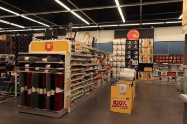 Moulins, Fransa - 15 Eylül 2022: Gifi mağazasında ev eşyaları. Gifi, iç dekorasyon, ev, eczane eşyaları ve oyuncaklar alanında uzmanlaşmış bir Fransız indirim deposu..