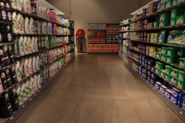 Moulins, Fransa - 15 Eylül 2022: E. Leclerc süpermarketinde farklı marka çamaşır deterjanı ve yumuşatıcı. 