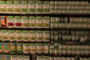 Moulins, Fransa - 15 Eylül 2022: Bir süpermarkette çeşitli konserve bezelye ve fasulye markaları