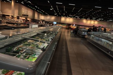 Moulins, Fransa - 15 Eylül 2022: Fransız hiper marketinin içi. Metin: Fransızca farklı bölümler, etler, balıklar, kümes hayvanları