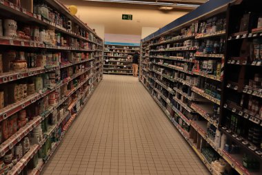 Moulins, Fransa - 15 Eylül 2022: Carrefour süpermarkette bir koridor. Carrefour bir Fransız perakende ve toptan satış şirketi..