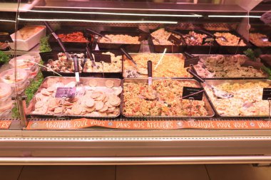 Digoing, Fransa - 16 Eylül 2022: Süpermarkette yemek hazırlamak. Etiket: Mutfağımızda Fransızca ev yapımı. Etiketler: ürün adı ve fiyatı