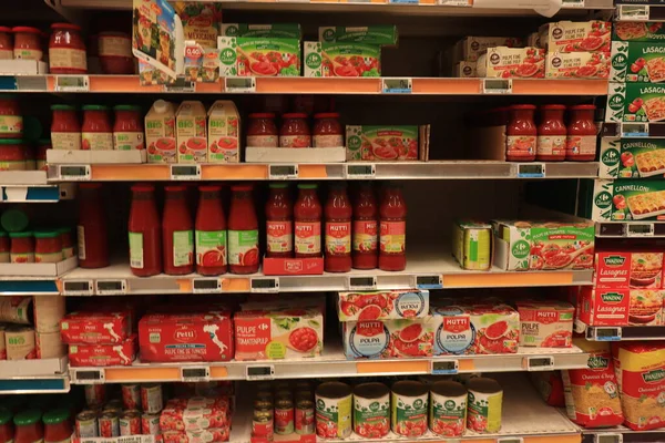 Moulins Francie Září 2022 Jars Cartons Tomato Sauces Tomato Pulp — Stock fotografie