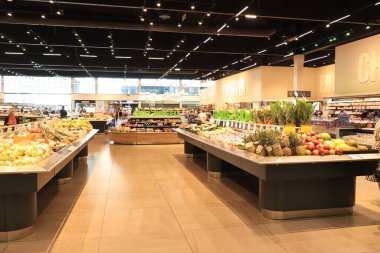 Moulins-Avermes, Fransa - 11 Eylül 2021: E.Leclerc süpermarketinde meyve ve sebze bölümü