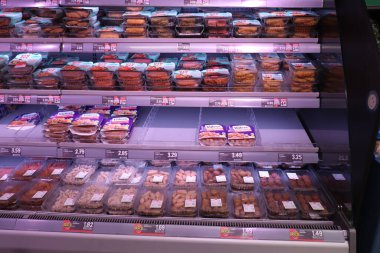 Haarlem, Hollanda - 18 Nisan 2022: süpermarkette et yerine geçer. Etiketlerde yazı var. Fiyat ve ürün bilgileri Hollandaca