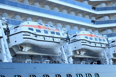 IJmuiden, Hollanda - 22 Haziran 2020: Nieuw Statendam, Felison Terminali 'ne demirlemiş. Covid 19 salgını yüzünden kullanım dışı. Güvenlik gemisinin ayrıntıları