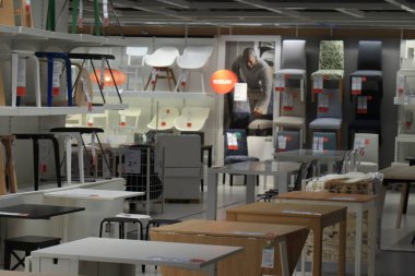Haarlem, Hollanda - 9 Ekim 2021: Ikea mağazası galerisi çeşitli boyutlarda masalar