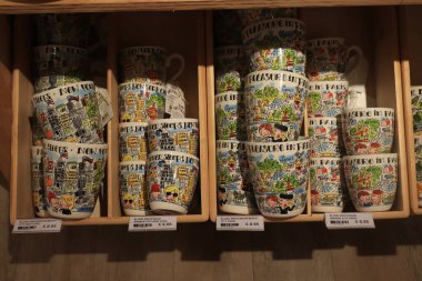 Assen, Hollanda, 27 Temmuz 2019: Sarışın Amsterdam çanak çömlek bir dükkanda sergileniyor. Blond Amsterdam renkli karikatür çizimleri için bilinen bir Hollandalı yaşam tarzı markası,