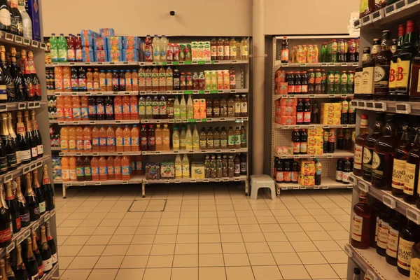 Бурбон Ланси Франция Сентября 2021 Года Интерьер Супермаркета Бутылки Различными — стоковое фото