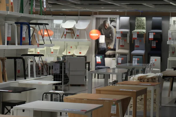 Haarlem, Hollanda - 9 Ekim 2021: Ikea mağazası galerisi çeşitli boyutlarda masalar