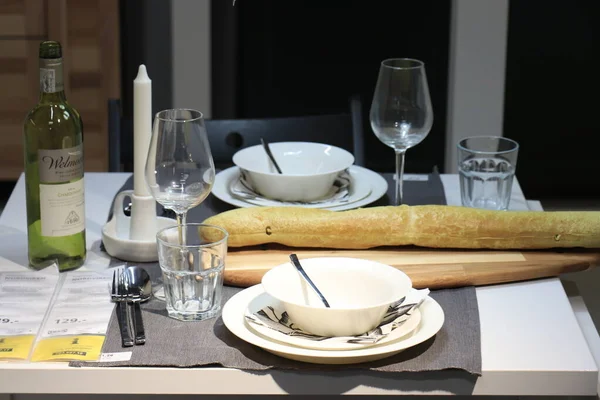 2021年10月9日 荷兰哈莱姆 宜家陈列室 有天然陶器的餐桌 — 图库照片