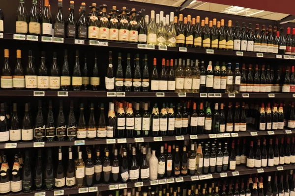 Moulins Frankreich September 2021 Weinabteilung Carrefour Einem Großen Französischen Supermarkt — Stockfoto