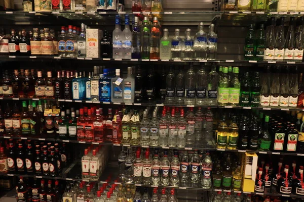 フランスのムーラン 2021年9月14日 Leclercスーパーマーケットの酒部門のボトル フランス語の価格と製品情報 — ストック写真