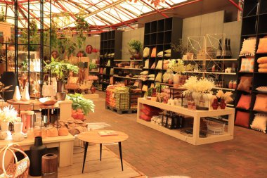 Assen, Hollanda - 31 Ağustos 2022: Bir ev dekorasyon mağazasında perakende satış mağazası, ev aksesuarları.