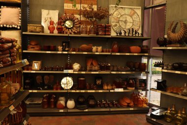 Assen, Hollanda - 10 Mayıs 2022: Bir ev dekorasyon mağazasında perakende satış mağazası, ev aksesuarları.